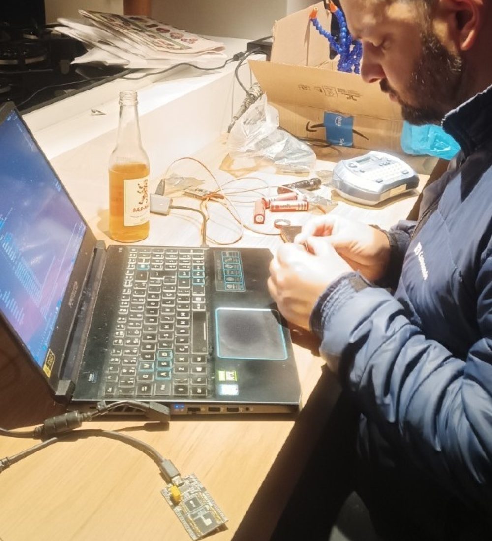 Thiago brincando com automação de luizinhas