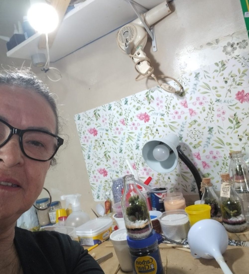 Tia descobrindo seu novo hobby