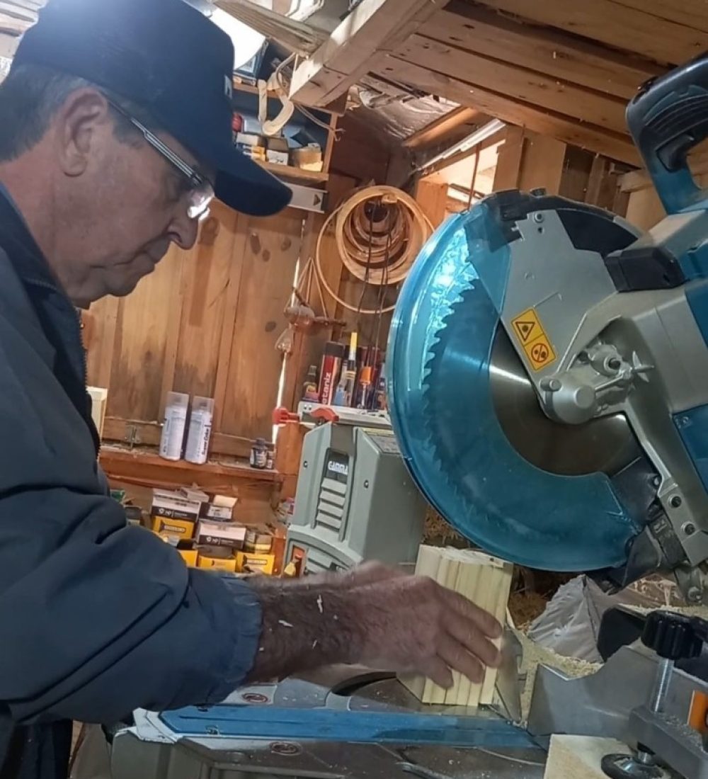 Tio Valter preparando as madeiras