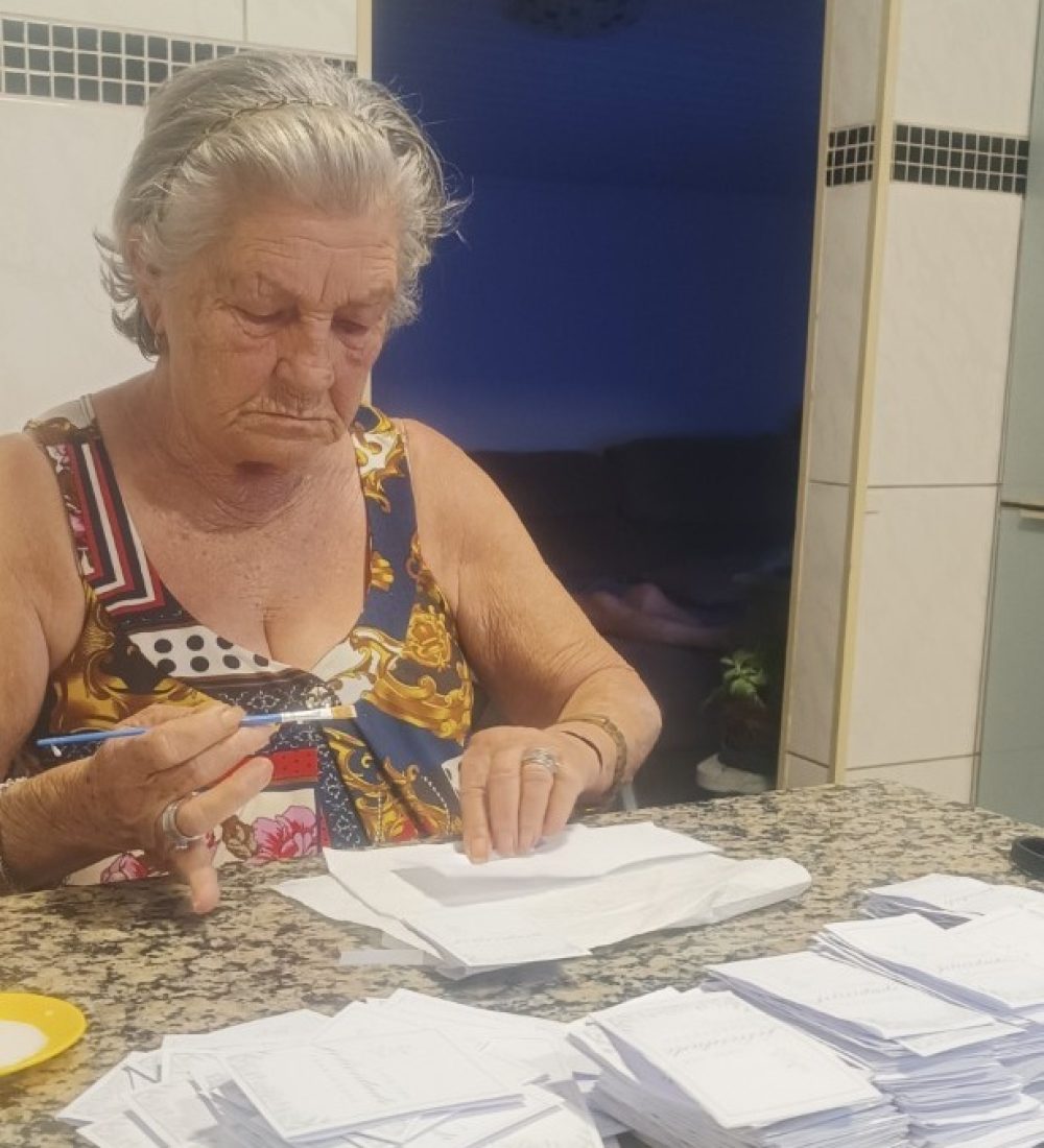 Vó mostrando seu lado artesanal