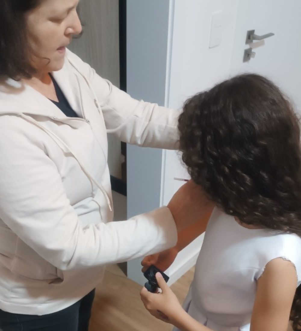 Bai fazendo a prova dos vestidos