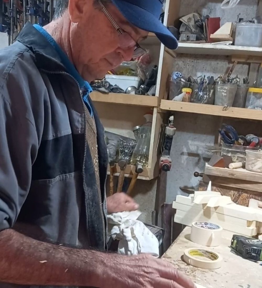 Tio Valter colando madeira